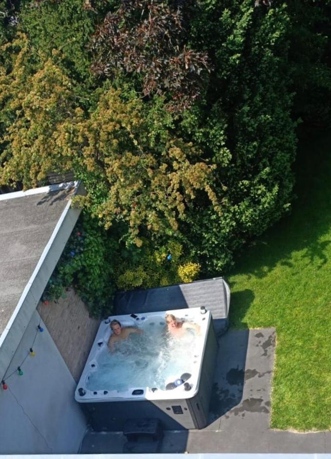 Villa Cosy Central Incl Jacuzzi Near Trainstation, Beach And City Heemstede Exteriör bild